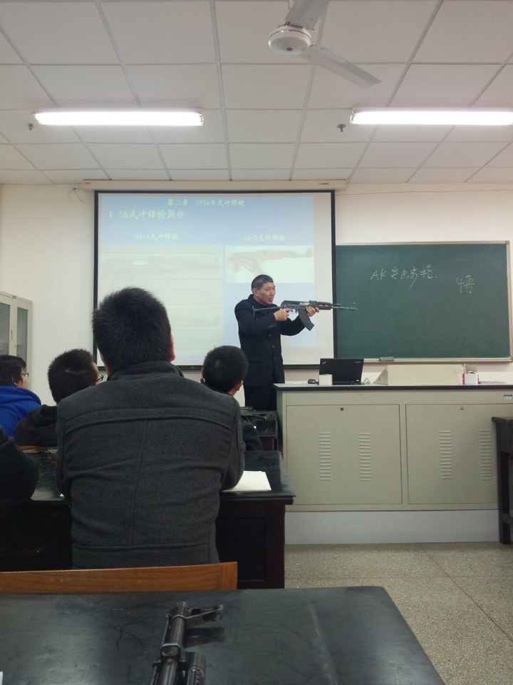 大学老师持 制式步枪授课图片