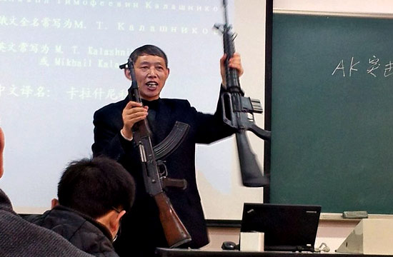 大学老师持 制式步枪授课图片