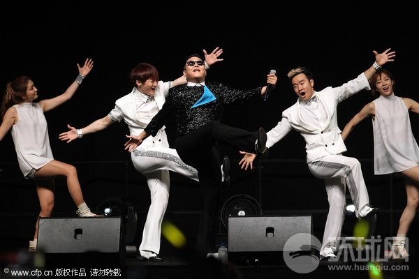 鸟叔Psy新加坡经典造型与<em>美女</em>共跳<em>骑马舞</em>_娱