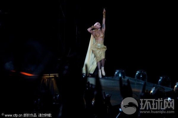Gaga个唱从<em>女性生殖器</em>中爬出 致敬生命_娱乐