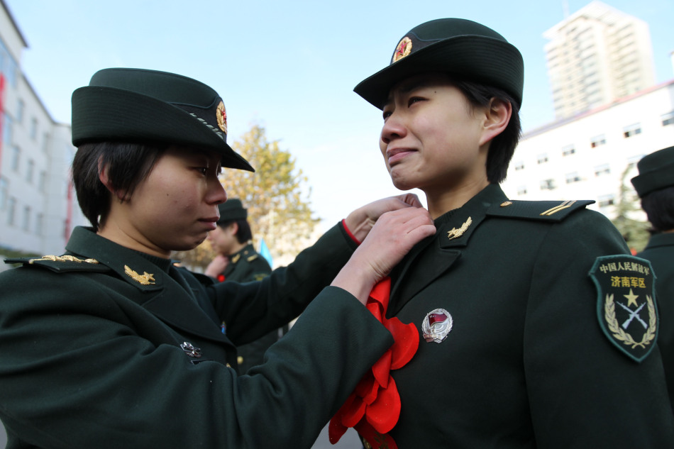退伍<em>女兵</em>恋恋不舍离别军营_<em>军事</em>_环球网