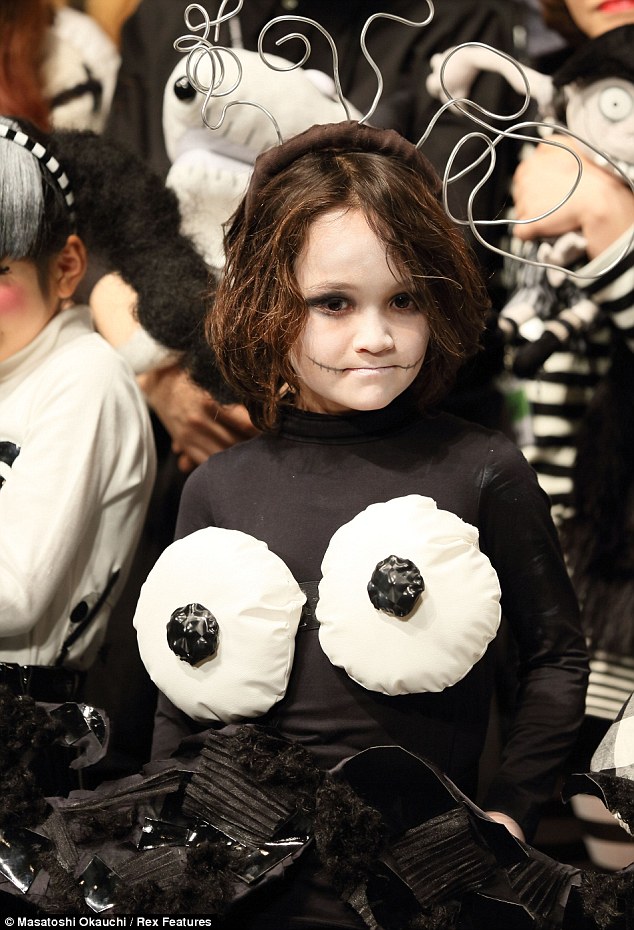 日本举行哥特风时装秀向《科学小怪人》致敬