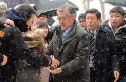 韩国总统候选人文在寅冒雪为竞选造势