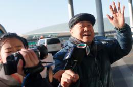 莫言从首都机场启程赴瑞典领“诺奖”