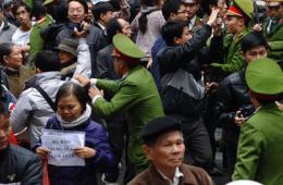 越时隔4月再现反华游行