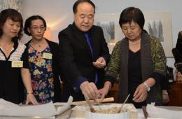 莫言夫妇与华人包饺子