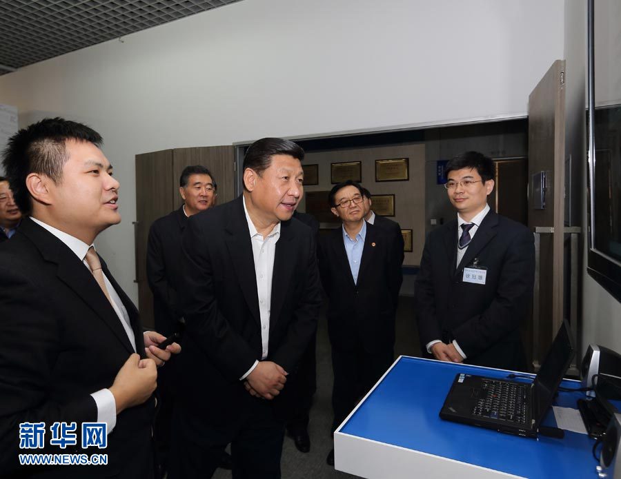 习近平在深圳光启高等理工研究院超材料技术展示厅考察