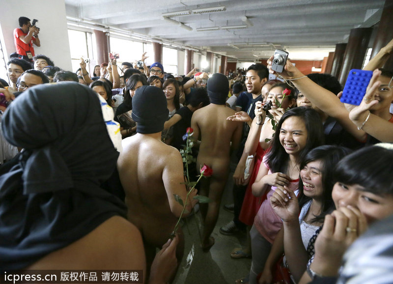 菲律宾大学生戴面具全婐抵制暴力与腐败图片