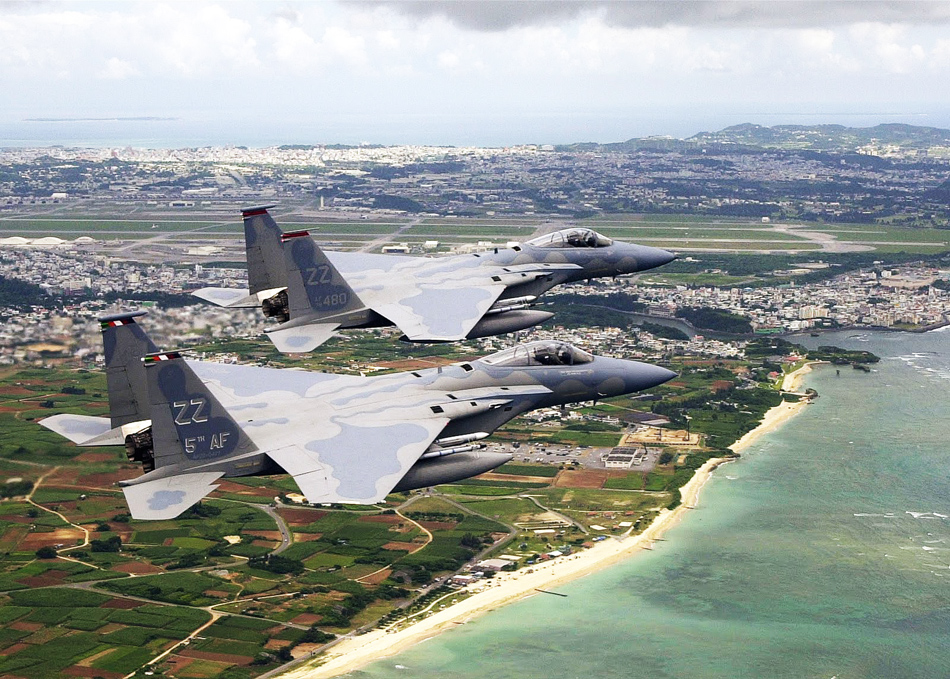 美军驻冲绳第18航空联队的F-15