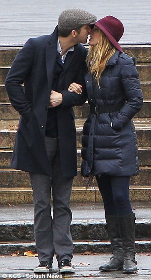 <em>绯闻女孩布莱克</em>·莱弗利和丈夫甜蜜接吻