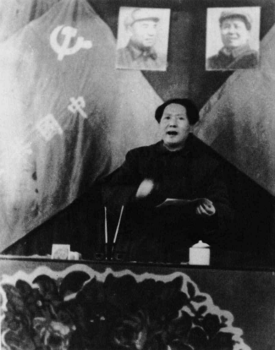 1949年3月5日至13日，中共在西柏坡召开七届二中全会，毛泽东做工作报告。