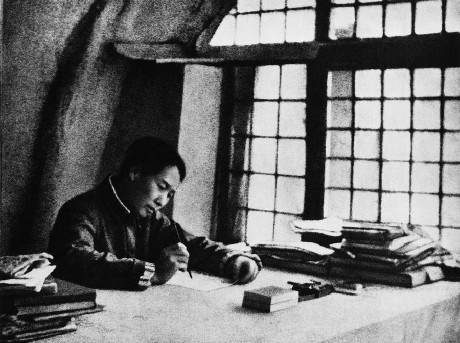 1938年春，毛泽东在延安撰写《论持久战》。