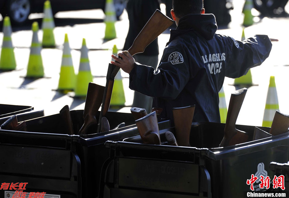 美国洛杉矶警方开展回收枪支换礼品卡活动(组