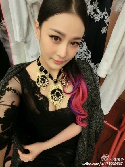张馨予大秀乳沟图片