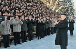 金正恩接见卫星工作者