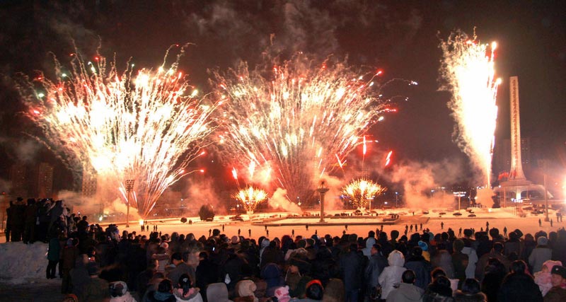 朝鲜平壤金日成广场大放烟花庆祝新年到来