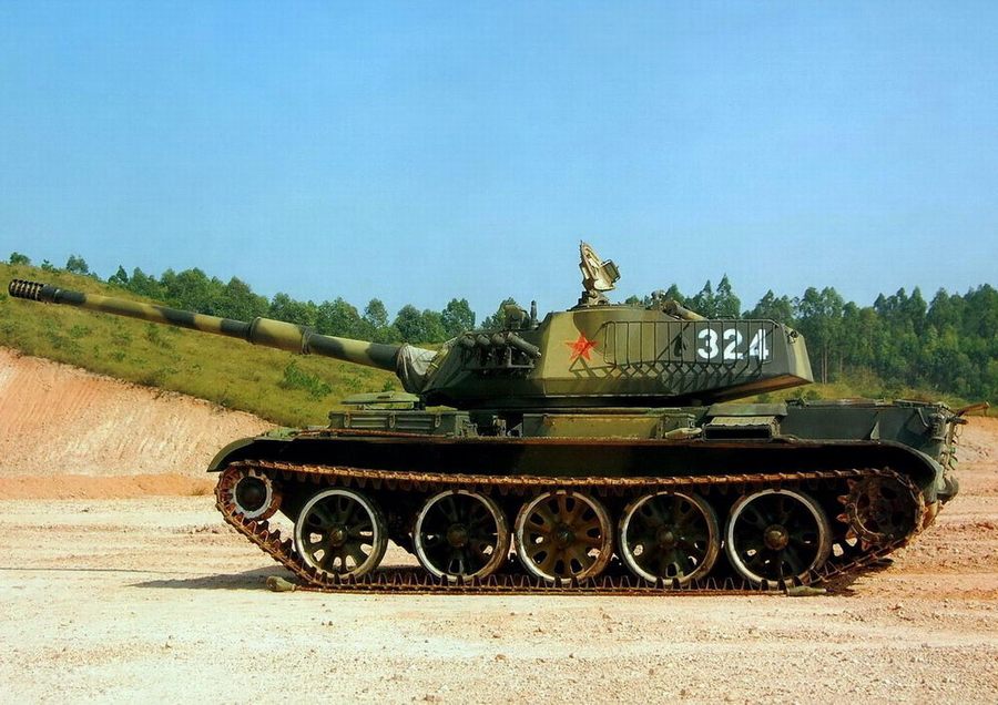 国产新式轻型坦克在山地狂飙