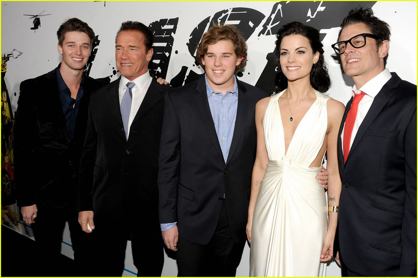 <em>施瓦辛格</em>携儿子亮相