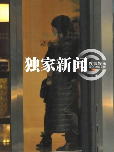 姚晨挺孕肚图片