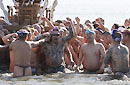 日本男子海边全裸抬神庙 庆祝成年(图)