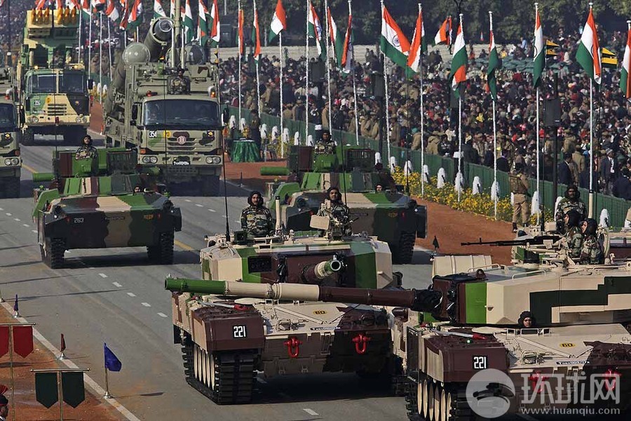 印陆军装备的国产“阿琼”主战坦克（Arjun MBT）。。。炮口直指观众