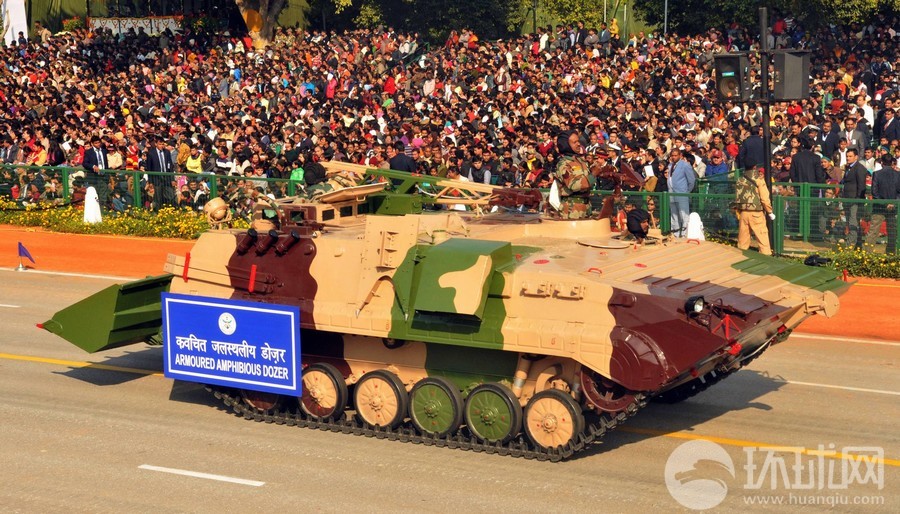 印国产的两栖装甲工程车。。。采用BMP-2步战车的底盘而研制的一款军用推土车