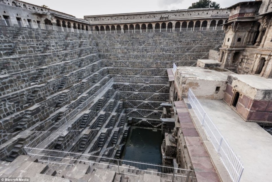 探访印度千年人造水井:3500个阶梯深30米