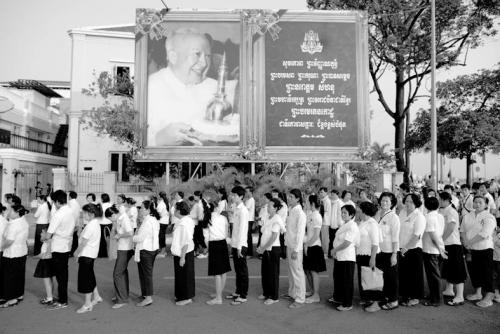 上万柬埔寨人4日在金边王宫附近排队等待进入安放西哈努克遗体的火化场。