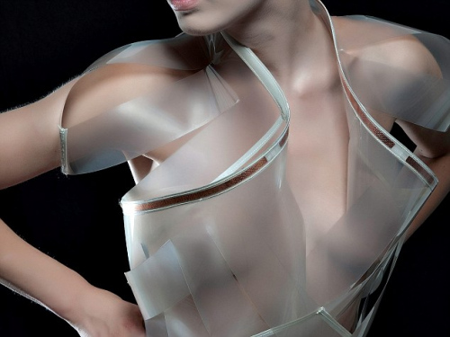 衣服可感应人的心跳,并变成透明色。