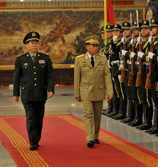 2012年11月16日，PLA副总参谋长戚建国与来访的缅国防军副总司令兼陆军司令梭温检阅仪仗队。