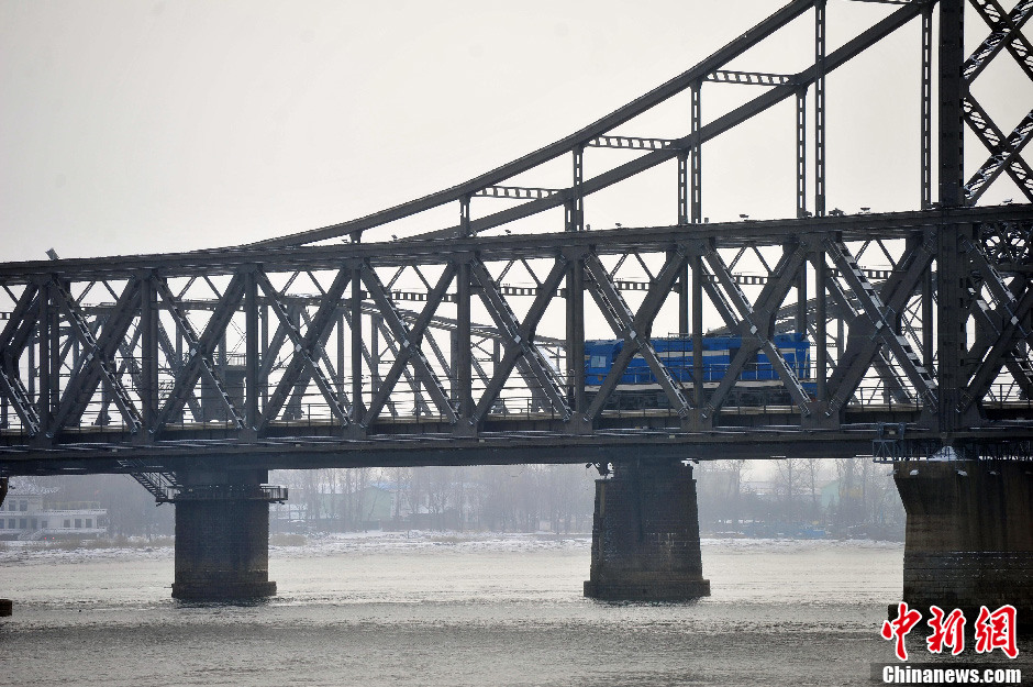 2月12日，一輛火車頭行駛在中朝友誼橋上。