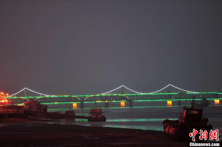 2月12日，夜色中的中朝友谊桥。