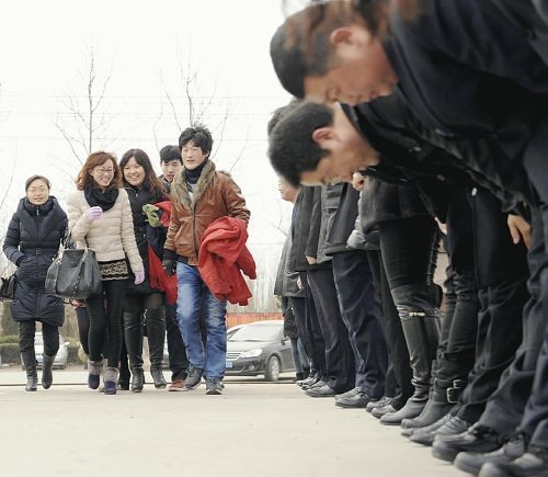 日媒称中国沿海企业高层列队鞠躬迎员工返厂(