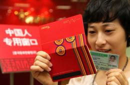 蛇年春节引爆境外购物潮 各地争抢中国客