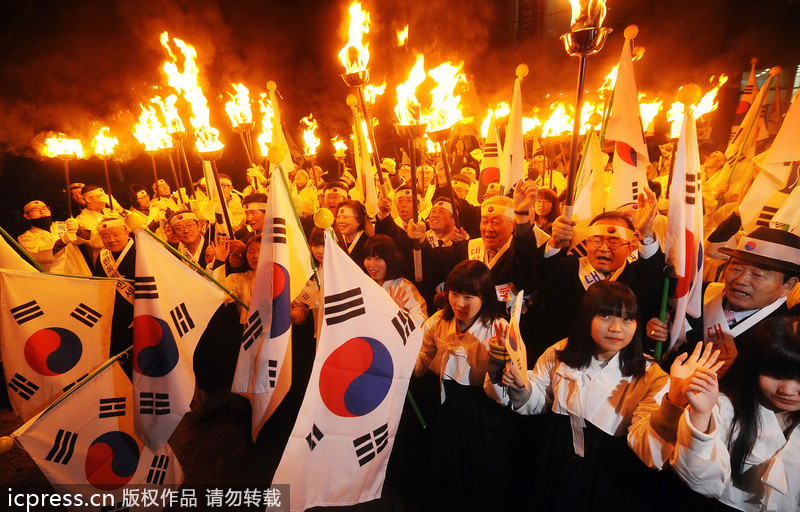 韩国民众穿传统韩服高举火把 庆祝独立运动纪