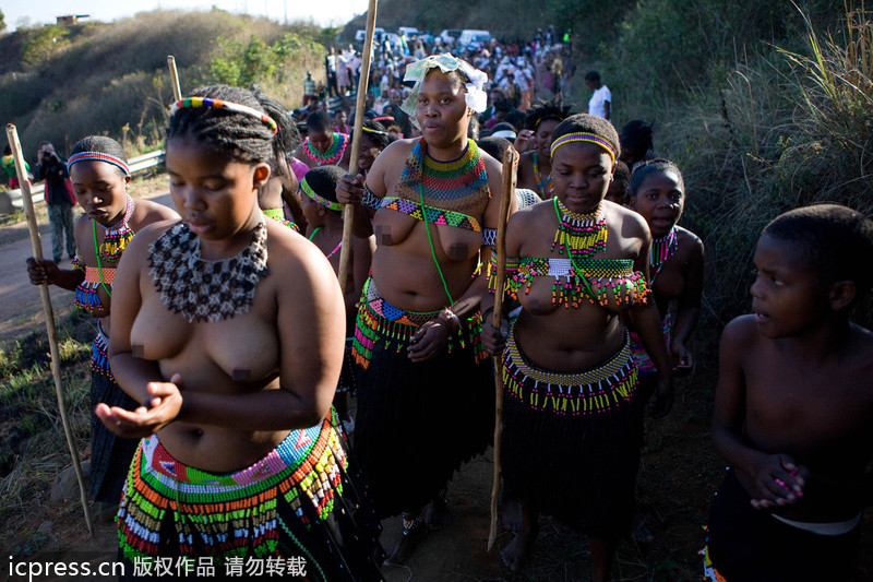 南非祖鲁族男人跳战舞<em>处女</em>露酥胸