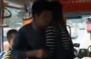 女孩向陌生男投怀送抱