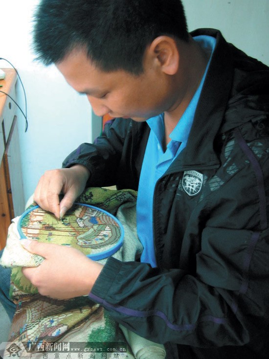 梧州:30岁男子情迷十字绣绣出6米《清明上河图》