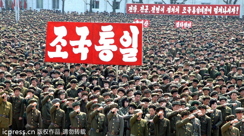 当地时间2013年4月3日，朝鲜平壤，军人大集会，支持最高司令部。