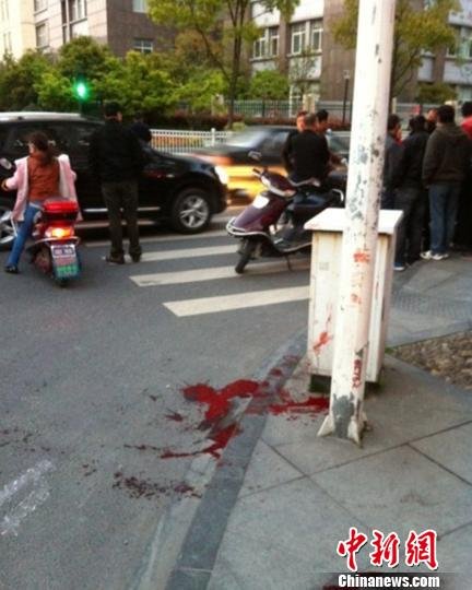 杭州街头发生持械群殴一人丧生现场散落大量凶器