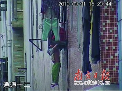 广东东莞男童悬在3楼 “托举哥”救人悄然离开