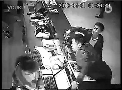 几秒钟后，一名男子扒着柜台跳起来甩手给了女服务员一耳光。