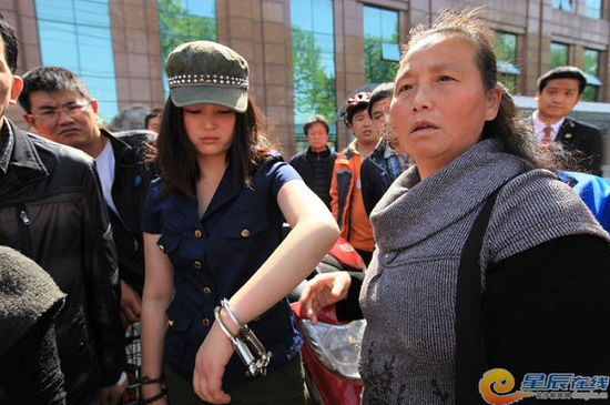 武汉警方称做好事被铐女孩曾多次蹭警车去酒吧