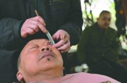 成都再现“刀峰洗眼” 网友称“惨绝人寰”