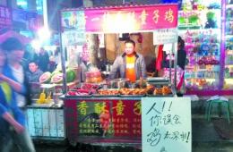 熟食商贩生意惨淡 打标牌“人误会鸡太深”