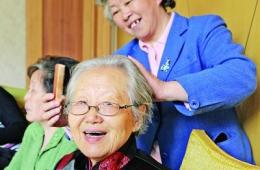 24名七旬老人为中学班主任祝贺90岁大寿(图)