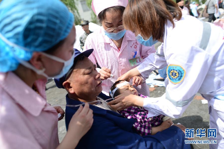雅安地震伤者在芦山县人民医院接受救治