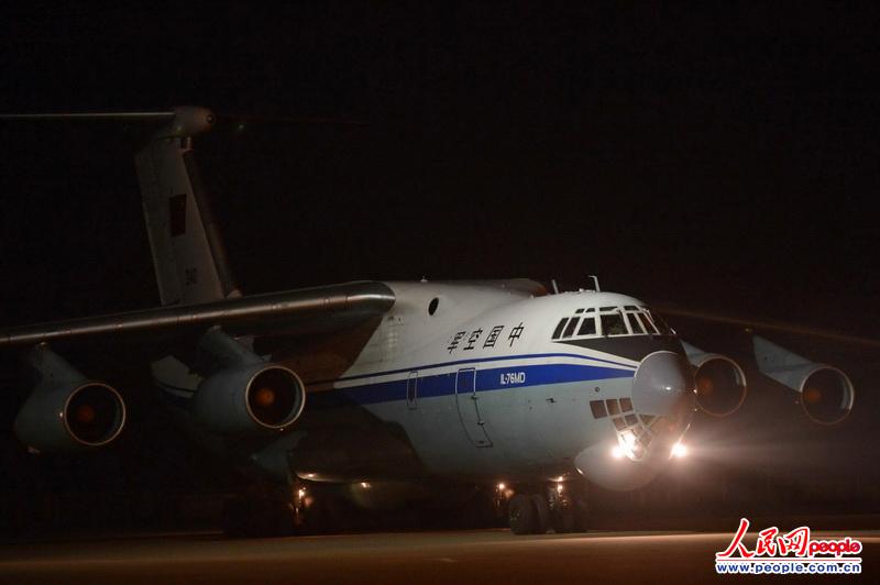 2013年4月21日凌晨5时20分，由空13师女副师长刘文力大校带队的2架IL-76MD大型运输机，满载国家地震灾害紧急救援队180多名队员、12条搜救犬和专业救灾装备，安全降落在四川某军用机场。