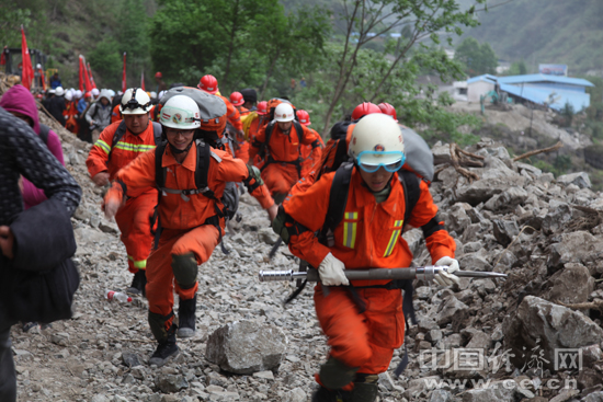 消防官兵越过飞石地带奔赴宝兴灾区 中国经济网记者 李远驰 摄