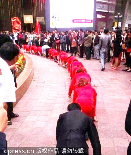 重庆某公司让大量女员工跪地爬行